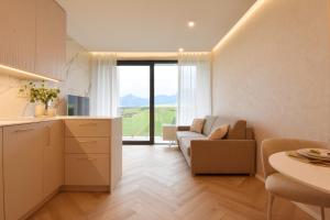 Una cocina y una sala de estar con un sofá y una mesa. en GOLD Apartment, en Rajecké Teplice