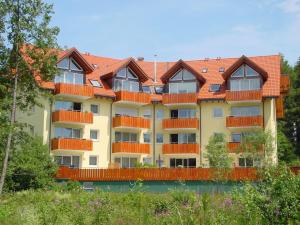 een appartementencomplex met een oranje dak bij Aparthotel Sonnenburg in Schluchsee