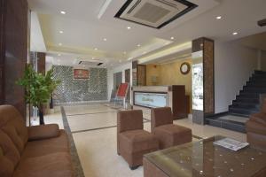 Posezení v ubytování The Four Season Dharamshala # Centrally Heated & Air Cooled # Scenic Mountain View # Big Parking # Near Market # Top Rated # Most Awarded # Premium Rooms # Bar # Terrace # Lift # Property Of The Year##BY ROYAL CASTLE DHARAMSHALA#