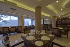 Posezení v ubytování The Four Season Dharamshala # Centrally Heated & Air Cooled # Scenic Mountain View # Big Parking # Near Market # Top Rated # Most Awarded # Premium Rooms # Bar # Terrace # Lift # Property Of The Year##BY ROYAL CASTLE DHARAMSHALA#