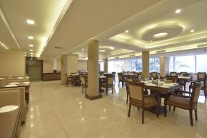 Restaurace v ubytování The Four Season Dharamshala # Centrally Heated & Air Cooled # Scenic Mountain View # Big Parking # Near Market # Top Rated # Most Awarded # Premium Rooms # Bar # Terrace # Lift # Property Of The Year##BY ROYAL CASTLE DHARAMSHALA#