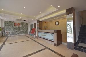 Vstupní hala nebo recepce v ubytování The Four Season Dharamshala # Centrally Heated & Air Cooled # Scenic Mountain View # Big Parking # Near Market # Top Rated # Most Awarded # Premium Rooms # Bar # Terrace # Lift # Property Of The Year##BY ROYAL CASTLE DHARAMSHALA#