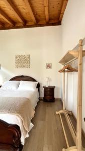 a bedroom with a bed and a wooden ceiling at Acero Rosso in Fontane
