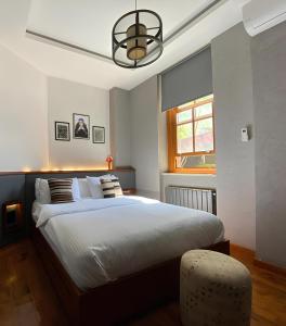 Un dormitorio con una cama grande y una ventana. en Blu Hotel, en Estambul