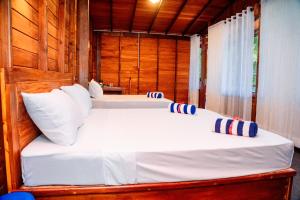 Ein Bett oder Betten in einem Zimmer der Unterkunft Golden Beach Hotel & Restaurant