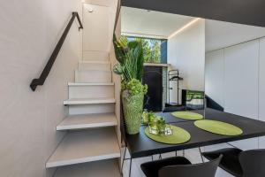 Kuchyňa alebo kuchynka v ubytovaní KODA LOFT - Urlaub im Tiny House Bodensee