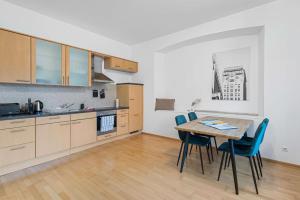 a kitchen and dining room with a table and chairs at Charmante Altbau Wohnung Bregenz am See in Bregenz