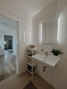 Ένα μπάνιο στο Cozy apartment with a stream view
