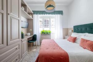 una camera da letto con un letto, una scrivania e una finestra di Next Stop Vatican Guest House a Roma