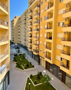 una vista aérea de un complejo de apartamentos en Lorent Apartment, en Prizren