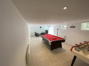 een woonkamer met een pooltafel en een kamer met: bij Logement Neuf Cosy avec Espaces Communs Premium 13 in Belfort