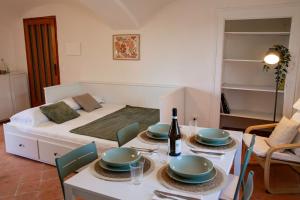 a room with a bed and a table with plates on it at Casa Accogliente con Vista Lago in Viverone