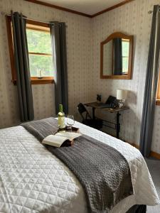 Ένα ή περισσότερα κρεβάτια σε δωμάτιο στο The Sweet Maple Getaway & Maple Welcome Gift!