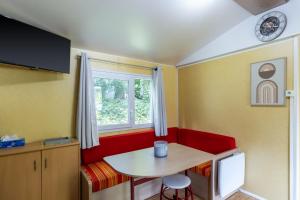 TV a/nebo společenská místnost v ubytování Mobilhome Le Carreyrou