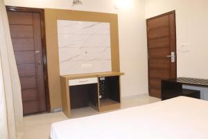 Voodi või voodid majutusasutuse Nirmal Bhawan toas