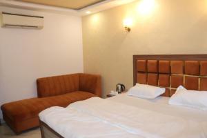 Voodi või voodid majutusasutuse Nirmal Bhawan toas