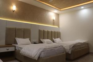 Voodi või voodid majutusasutuse Nirmal Bhawan toas