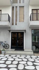 Kobuleti Aparts with garden的阳台或露台