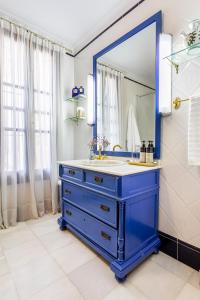 a blue bathroom with a sink and a mirror at Casa para familias y grupos in Manises