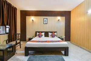 ein Schlafzimmer mit einem großen Bett in einem Zimmer in der Unterkunft FabHotel Next Home Prime in Gurgaon