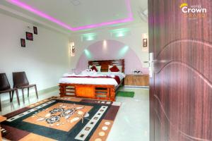 a bedroom with a bed in a room at Coorg Crown Palace Resort kushalnagar in Jāmb