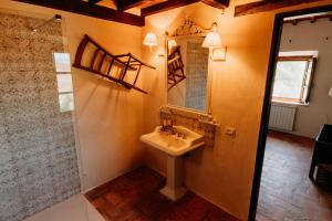 un baño con lavabo y espejo en Vitalenta Agriboutique, en Pienza