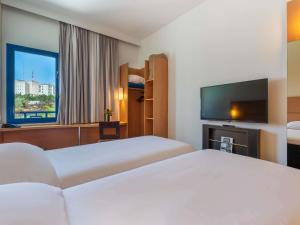 Postel nebo postele na pokoji v ubytování Ibis Meknès