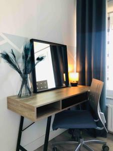 Habitación con escritorio con espejo y silla. en Ladies only! neat cozy room, great loc in Schiedam, en Schiedam 3 fotos más