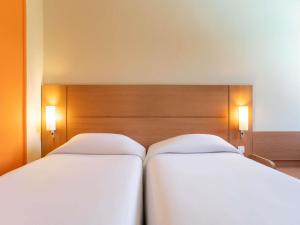 Postel nebo postele na pokoji v ubytování Ibis Meknès