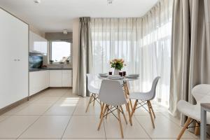 Kuchyň nebo kuchyňský kout v ubytování Eleganckie Apartamenty Sun Seasons 24 Blisko Plaży z Parkingiem by Noclegi Renters