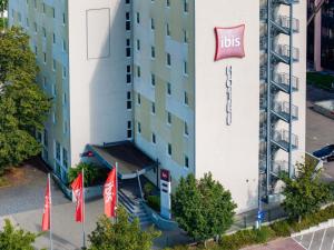 a building with a lot of flags in front of it at ibis Stuttgart Airport Messe in Leinfelden-Echterdingen