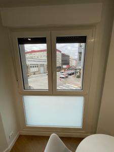 Apartamento PLAYA DE SALGUEIRON في كانجاس دي مورازو: نافذة في غرفة مطلة على شارع