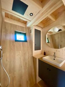 Koupelna v ubytování Capsule Bobble Mons Centre - Jacuzzi - Sauna - Netflix + 37 fotografií