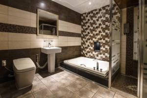 a bathroom with a tub and a toilet and a sink at 3S HOTEL 동탄점 - Boutique in Hwaseong