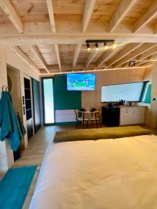 Postel nebo postele na pokoji v ubytování Capsule Bobble Mons Centre - Jacuzzi - Sauna - Netflix