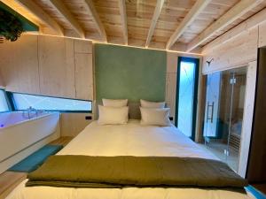 Postel nebo postele na pokoji v ubytování Capsule Bobble Mons Centre - Jacuzzi - Sauna - Netflix