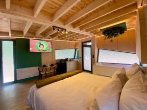Postel nebo postele na pokoji v ubytování Capsule Bobble Mons Centre - Jacuzzi - Sauna - Netflix