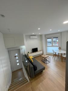 Apartamento PLAYA DE SALGUEIRON في كانجاس دي مورازو: غرفة معيشة بها أريكة وطاولة