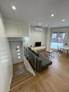 Apartamento PLAYA DE SALGUEIRON في كانجاس دي مورازو: غرفة معيشة بها أريكة وطاولة