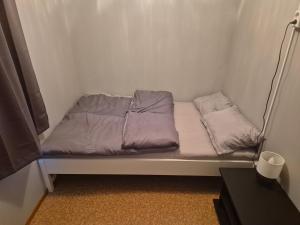 un piccolo letto con due cuscini sopra in una stanza di Leilighet Åmdals Verk, Telemark a Åmdals Verk