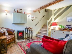 ホルトにある2 Bed in Holt NCC14のソファと暖炉のあるリビングルーム