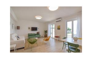 ファレルナにある3 Bedroom Beautiful Home In Falernaのソファとテーブルのあるリビングルーム