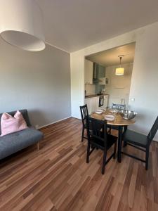una sala de estar con una mesa y un sofá en Stylish 2 Bed Central Apartment with Park View, en Turku