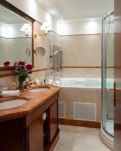 a bathroom with two sinks and a tub at Dvorec Jeruzalem in Ivanjkovci