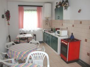 Køkken eller tekøkken på VUCA medencés, klimatizált Apartmanház