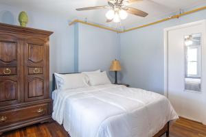 Katil atau katil-katil dalam bilik di Cozy Home 4BR Newark Stay with Yard