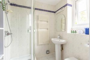 Bilik mandi di Charming Studio with Stunning Windsor Castle Views