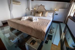 Un dormitorio con una cama sobre un suelo de cristal. en ADANAR-Apartamentos Muralla Zirí, en Granada