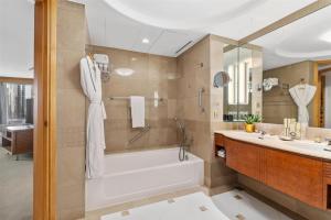 Makati Shangri-La, Manila的一间浴室