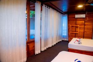 Ein Bett oder Betten in einem Zimmer der Unterkunft Golden Beach Hotel & Restaurant